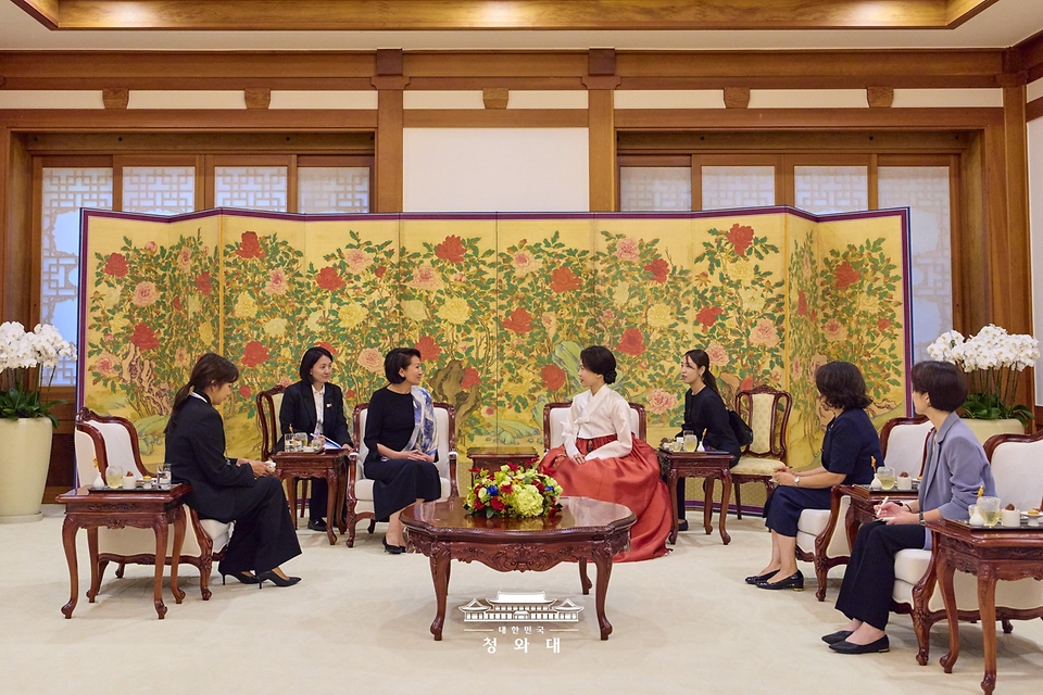 김혜경 여사가 9월 16일 청와대에서 한-중앙아시아 정상회의를 위해 방한한 사디르 자파로프 키르기스스탄 대통령의 부인 아이굴 자파로바 여사와 환담하고 있다.