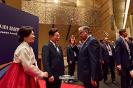 이재명 대통령과 김혜경 여사가 9월 16일 서울 한 호텔에서 열린 2026년 제1차 한·중앙아시아 정상회의 공식 만찬을 마친 뒤 에모말리 라흐몬 타지키스탄 대통령을 환송하고 있다.