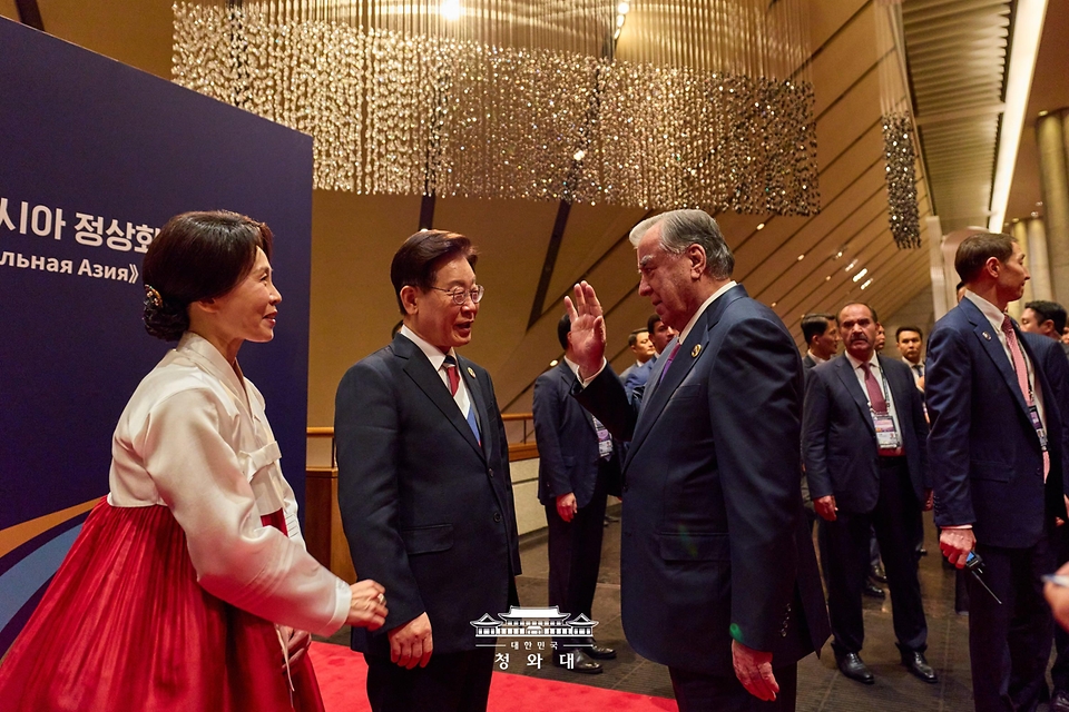 이재명 대통령과 김혜경 여사가 9월 16일 서울 한 호텔에서 열린 2026년 제1차 한·중앙아시아 정상회의 공식 만찬을 마친 뒤 에모말리 라흐몬 타지키스탄 대통령을 환송하고 있다.