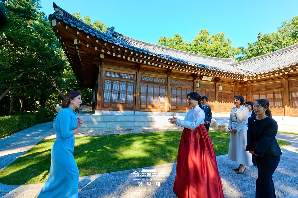 김혜경 여사가 9월 16일 한국을 방문 중인 우즈베키스탄 영부인 지로아트 미르지요예바 여사와 키르기스스탄 영부인 아이굴 자파로바 여사를 청와대 상춘재로 초청해 한-중앙아시아 정상회의 배우자 친교 행사를 하고 있다.