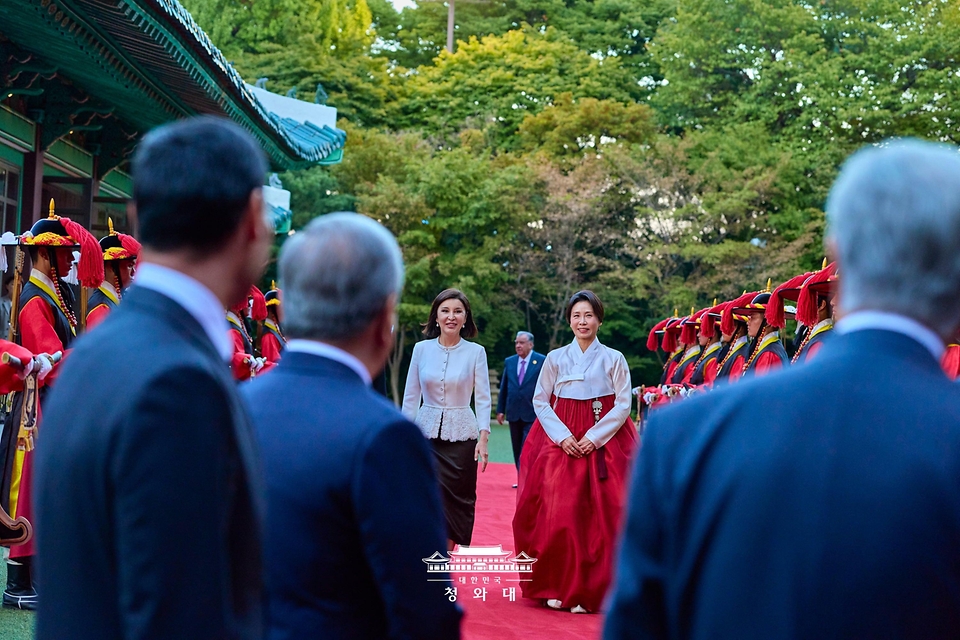 김혜경 여사가 9월 16일 서울 한 호텔에서 열린 2026년 제1차 한·중앙아시아 정상회의 공식 만찬에서 샤브카트 미르지요예프 우즈베키스탄 대통령의 부인 지로아트 미르지요예바 여사와 입장하고 있다.