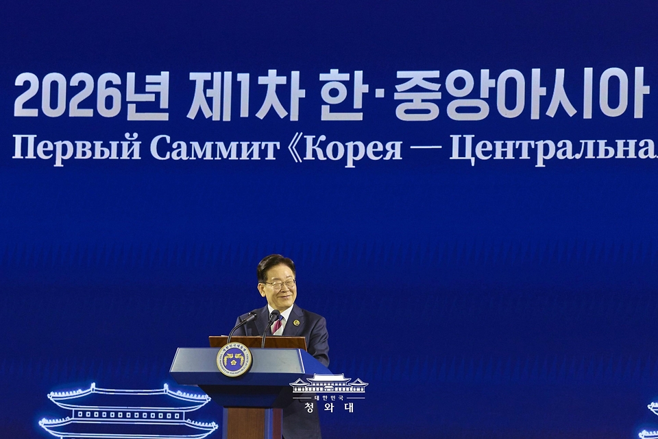 이재명 대통령이 9월 16일 서울 한 호텔에서 열린 2026년 제1차 한·중앙아시아 정상회의 공식 만찬에서 만찬사를 하고 있다.