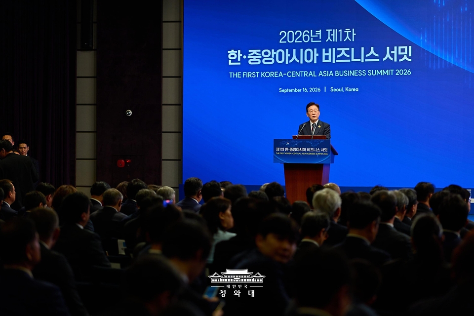 이재명 대통령이 9월 16일 서울의 한 호텔에서 열린 제1회 한·중앙아시아 비즈니스 서밋에서 연설하고 있다.