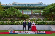 이재명 대통령과 김혜경 여사가 9월 16일 서울 한 호텔에서 열린 2026년 제1차 한·중앙아시아 정상회의 공식 만찬에 참석한 세르다르 베르디무하메도프 투르크메니스탄 대통령과 기념촬영을 하고 있다.