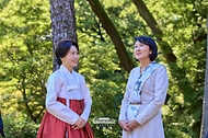 김혜경 여사가 9월 16일 한국을 방문 중인 우즈베키스탄 영부인 지로아트 미르지요예바 여사와 키르기스스탄 영부인 아이굴 자파로바 여사를 청와대 상춘재로 초청해 한-중앙아시아 정상회의 배우자 친교 행사를 하고 있다.