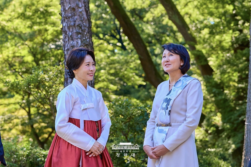 김혜경 여사가 9월 16일 한국을 방문 중인 우즈베키스탄 영부인 지로아트 미르지요예바 여사와 키르기스스탄 영부인 아이굴 자파로바 여사를 청와대 상춘재로 초청해 한-중앙아시아 정상회의 배우자 친교 행사를 하고 있다.