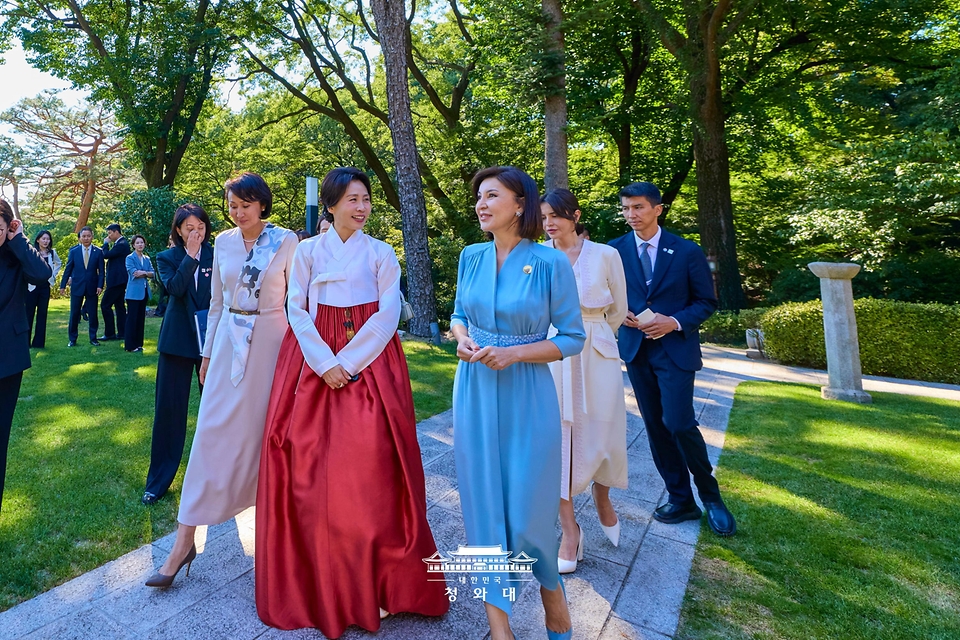 김혜경 여사가 9월 16일 한국을 방문 중인 우즈베키스탄 영부인 지로아트 미르지요예바 여사와 키르기스스탄 영부인 아이굴 자파로바 여사를 청와대 상춘재로 초청해 한-중앙아시아 정상회의 배우자 친교 행사를 하고 있다.