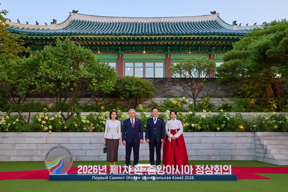 이재명 대통령과 김혜경 여사가 9월 16일 서울 한 호텔에서 열린 2026년 제1차 한·중앙아시아 정상회의 공식 만찬에 참석한 샤브카트 미르지요예프 우즈베키스탄 대통령, 지로아트 미르지요예바 여사와 기념촬영을 하고 있다.