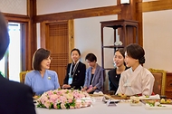 김혜경 여사가 9월 16일 한국을 방문 중인 우즈베키스탄 영부인 지로아트 미르지요예바 여사와 키르기스스탄 영부인 아이굴 자파로바 여사를 청와대 상춘재로 초청해 한-중앙아시아 정상회의 배우자 친교 행사를 하고 있다.