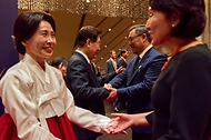 이재명 대통령과 김혜경 여사가 9월 16일 서울 한 호텔에서 열린 2026년 제1차 한·중앙아시아 정상회의 공식 만찬을 마친 뒤 사디르 자파로프 키르기스스탄 대통령, 아이굴 자파로바 여사를 환송하고 있다.