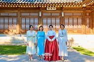 김혜경 여사가 9월 16일 한국을 방문 중인 우즈베키스탄 영부인 지로아트 미르지요예바 여사와 키르기스스탄 영부인 아이굴 자파로바 여사와 함께 청와대 상춘재에서 한-중앙아시아 정상회의 배우자 프로그램 친교 행사 후 기념 촬영을 하고 있다.