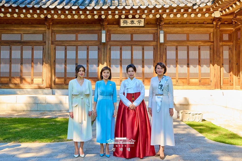 김혜경 여사가 9월 16일 한국을 방문 중인 우즈베키스탄 영부인 지로아트 미르지요예바 여사와 키르기스스탄 영부인 아이굴 자파로바 여사와 함께 청와대 상춘재에서 한-중앙아시아 정상회의 배우자 프로그램 친교 행사 후 기념 촬영을 하고 있다.
