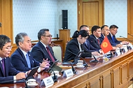 한성숙 국무총리가 9월 17일 서울 종로구 정부서울청사에서 사디르 자파로프 키르기스스탄 대통령과 면담하고 있다.