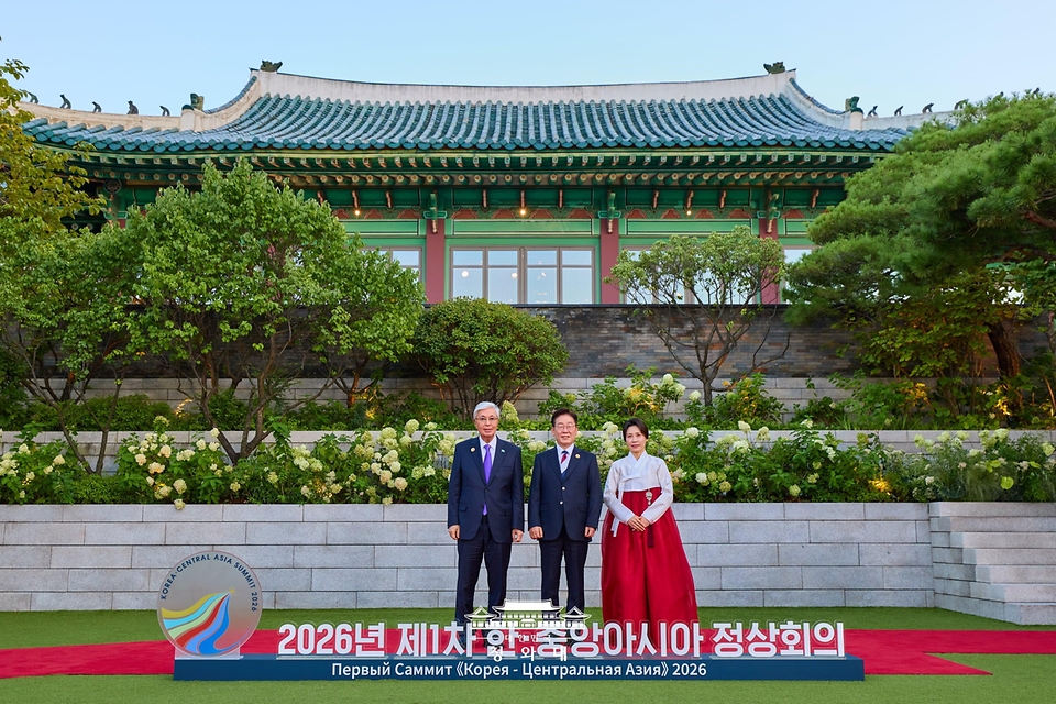 이재명 대통령과 김혜경 여사가 9월 16일 서울 한 호텔에서 열린 2026년 제1차 한·중앙아시아 정상회의 공식 만찬에 참석한 카심-조마르트 토카예프 카자흐스탄 대통령과 기념촬영을 하고 있다.