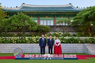  이재명 대통령과 김혜경 여사가 9월 16일 서울 한 호텔에서 열린 2026년 제1차 한·중앙아시아 정상회의 공식 만찬에 참석한 에모말리 라흐몬 타지키스탄 대통령과 기념촬영을 하고 있다.