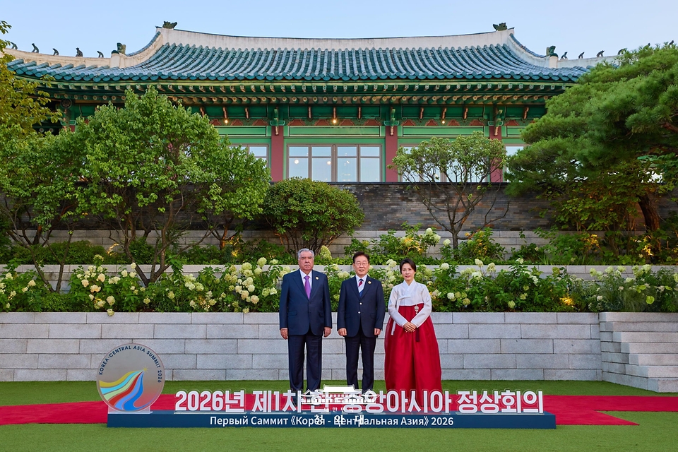  이재명 대통령과 김혜경 여사가 9월 16일 서울 한 호텔에서 열린 2026년 제1차 한·중앙아시아 정상회의 공식 만찬에 참석한 에모말리 라흐몬 타지키스탄 대통령과 기념촬영을 하고 있다.