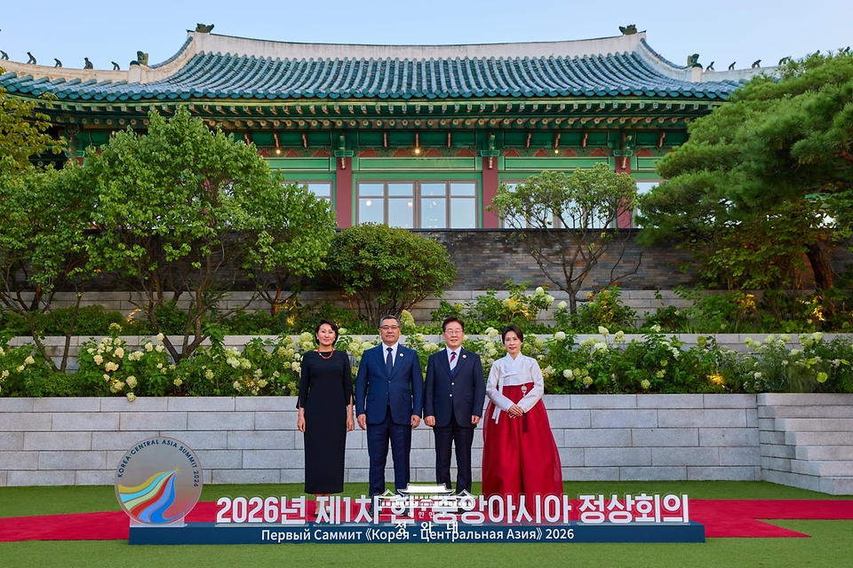 이재명 대통령과 김혜경 여사가 9월 16일 서울 한 호텔에서 열린 2026년 제1차 한·중앙아시아 정상회의 공식 만찬에 참석한 사디르 자파로프 키르기스스탄 대통령, 아이굴 자파로바 여사와 기념촬영을 하고 있다.