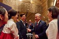 이재명 대통령과 김혜경 여사가 9월 16일 서울 한 호텔에서 열린 2026년 제1차 한·중앙아시아 정상회의 공식 만찬을 마친 뒤 샤브카트 미르지요예프 우즈베키스탄 대통령, 지로아트 미르지요예바 여사를 환송하고 있다.