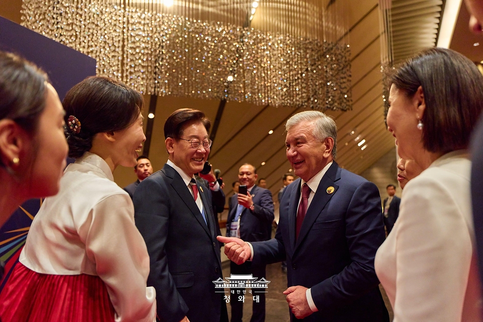 이재명 대통령과 김혜경 여사가 9월 16일 서울 한 호텔에서 열린 2026년 제1차 한·중앙아시아 정상회의 공식 만찬을 마친 뒤 샤브카트 미르지요예프 우즈베키스탄 대통령, 지로아트 미르지요예바 여사를 환송하고 있다.