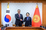 한성숙 국무총리가 9월 17일 서울 종로구 정부서울청사에서 사디르 자파로프 키르기스스탄 대통령과 면담하고 있다.