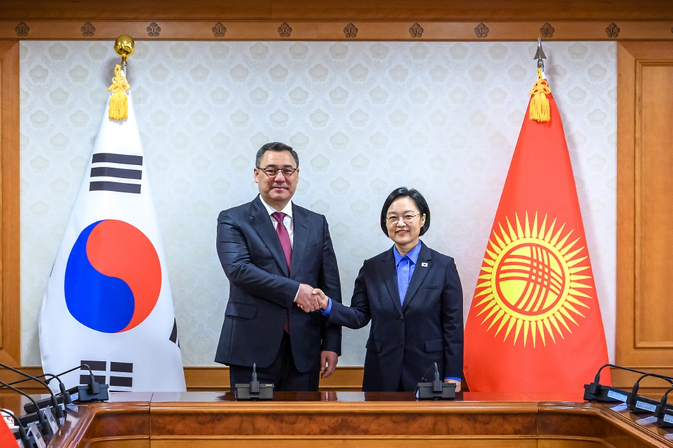 한성숙 국무총리가 9월 17일 서울 종로구 정부서울청사에서 사디르 자파로프 키르기스스탄 대통령과 면담하고 있다.