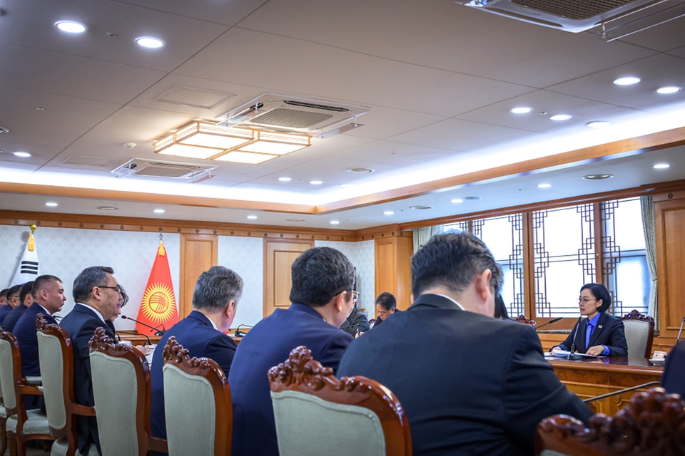 한성숙 국무총리가 9월 17일 서울 종로구 정부서울청사에서 사디르 자파로프 키르기스스탄 대통령과 면담하고 있다.