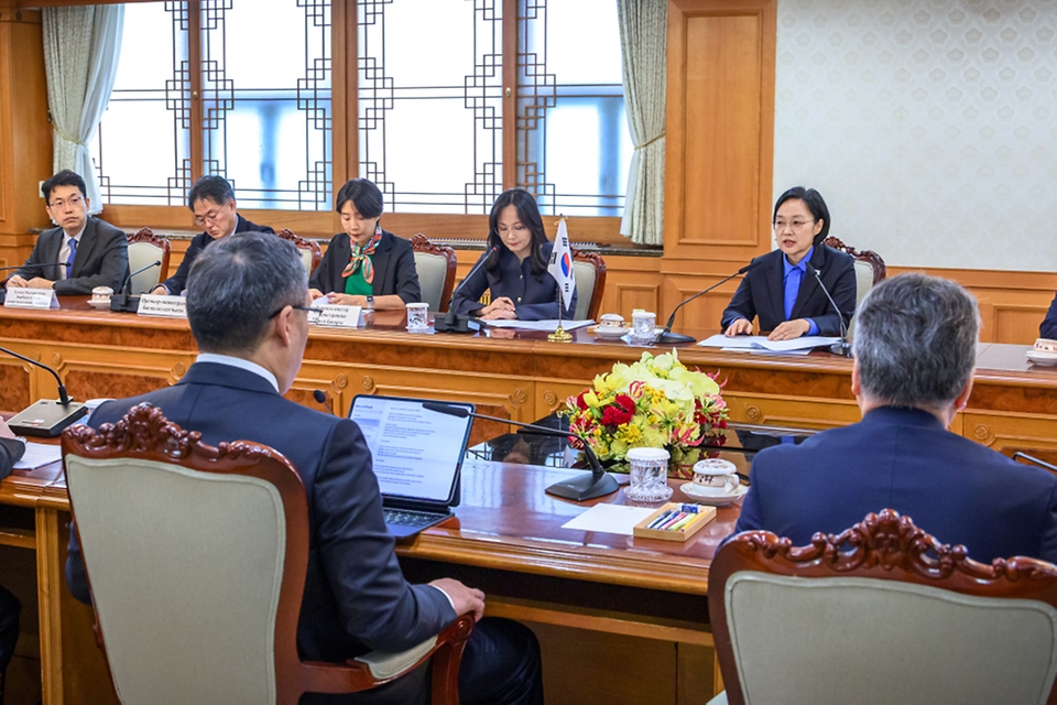 한성숙 국무총리가 9월 17일 서울 종로구 정부서울청사에서 사디르 자파로프 키르기스스탄 대통령과 면담하고 있다.