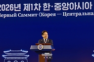 이재명 대통령이 9월 16일 서울 한 호텔에서 열린 2026년 제1차 한·중앙아시아 정상회의 공식 만찬에서 만찬사를 하고 있다.