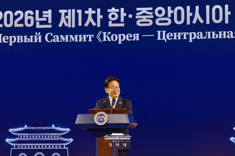 이재명 대통령이 9월 16일 서울 한 호텔에서 열린 2026년 제1차 한·중앙아시아 정상회의 공식 만찬에서 만찬사를 하고 있다.
