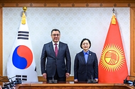 한성숙 국무총리가 9월 17일 서울 종로구 정부서울청사에서 사디르 자파로프 키르기스스탄 대통령과 면담하고 있다.