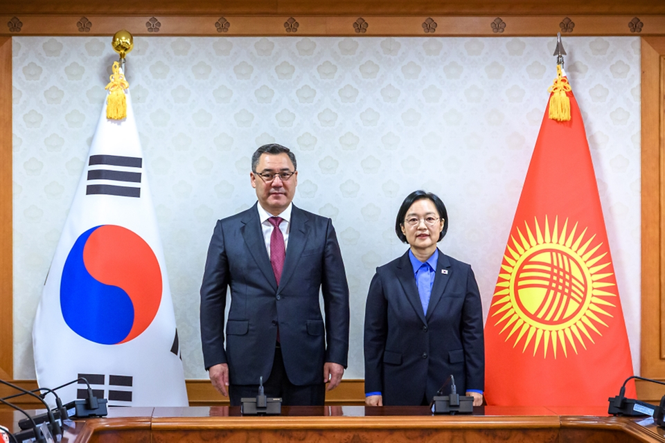 한성숙 국무총리가 9월 17일 서울 종로구 정부서울청사에서 사디르 자파로프 키르기스스탄 대통령과 면담하고 있다.