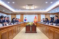 한성숙 국무총리가 9월 17일 서울 종로구 정부서울청사에서 사디르 자파로프 키르기스스탄 대통령과 면담하고 있다.