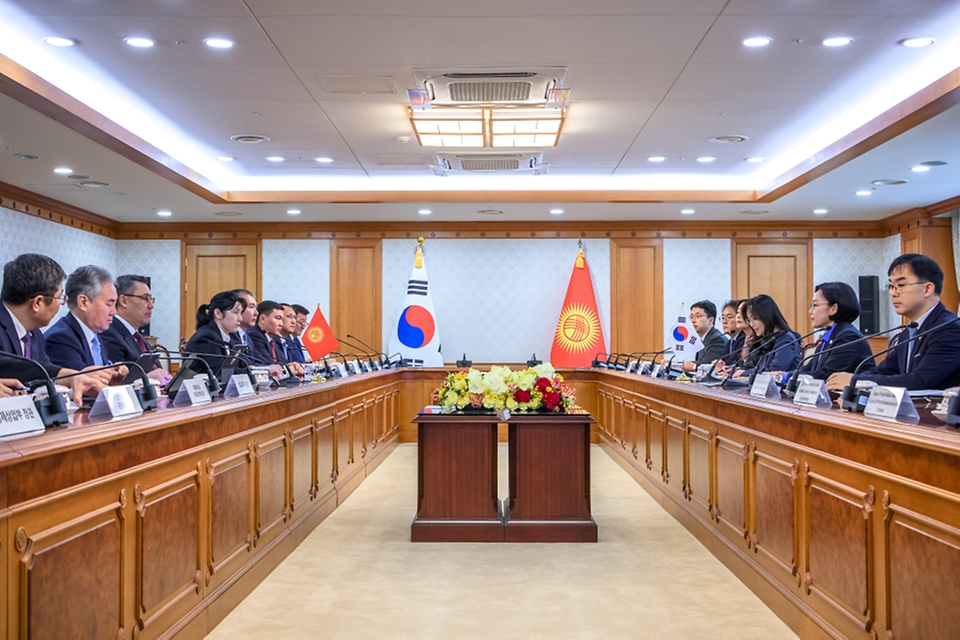 한성숙 국무총리가 9월 17일 서울 종로구 정부서울청사에서 사디르 자파로프 키르기스스탄 대통령과 면담하고 있다.