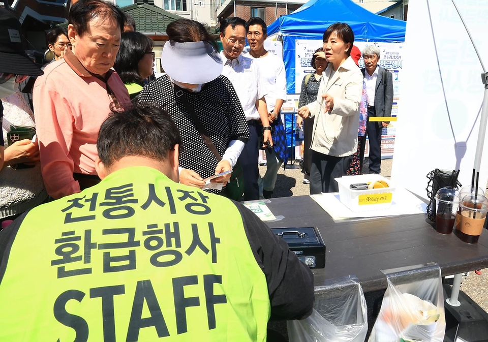 송미령 농림축산식품부 장관이 9월 17일 서울 신영시장을 찾아 추석 성수품 수급 동향과 전통시장 온누리상품권 환급행사 현장을 점검하고 있다.