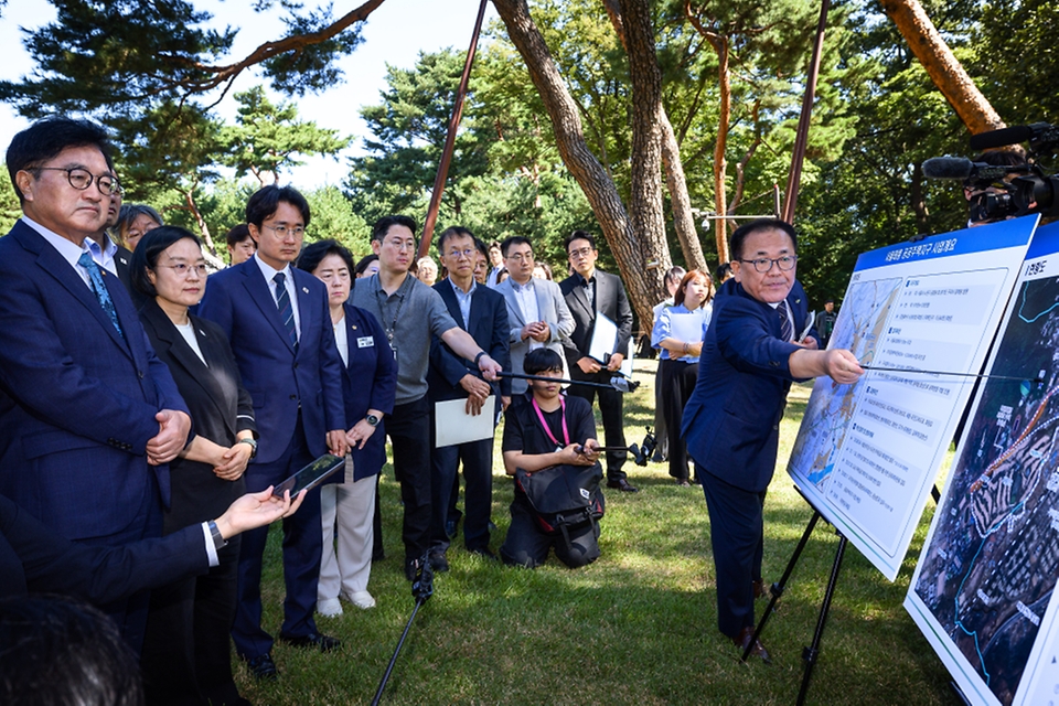 한성숙 국무총리가 주택공급 현장점검을 위해 9월 18일 서울 노원구 공릉동 태릉 골프장 인근 강릉을 방문, 임현석 LH국토도시본부장 직무대행으로부터 현황 및 추진계획을 보고 받고 있다.