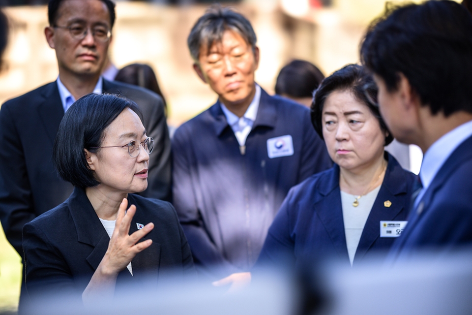 한성숙 국무총리가 주택공급 현장점검을 위해 9월 18일 서울 노원구 공릉동 태릉 골프장 인근 강릉을 방문, 임현석 LH국토도시본부장 직무대행으로부터 현황 및 추진계획을 보고 받고 있다.