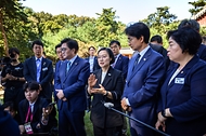 한성숙 국무총리가 주택공급 현장점검을 위해 9월 18일 서울 노원구 공릉동 태릉 골프장 인근 강릉을 방문, 임현석 LH국토도시본부장 직무대행으로부터 현황 및 추진계획을 보고 받고 있다.