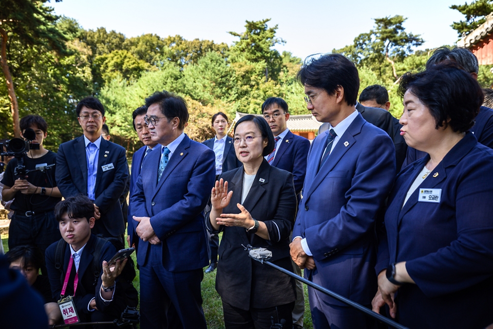 한성숙 국무총리가 주택공급 현장점검을 위해 9월 18일 서울 노원구 공릉동 태릉 골프장 인근 강릉을 방문, 임현석 LH국토도시본부장 직무대행으로부터 현황 및 추진계획을 보고 받고 있다.