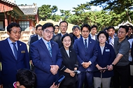 한성숙 국무총리가 주택공급 현장점검을 위해 9월 18일 서울 노원구 공릉동 태릉 골프장 인근 강릉을 방문, 임현석 LH국토도시본부장 직무대행으로부터 현황 및 추진계획을 보고 받고 있다.