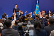 이재명 대통령이 9월 18일 청와대 영빈관에서 열린 기자회견에서 취재진의 질문을 받고 있다.