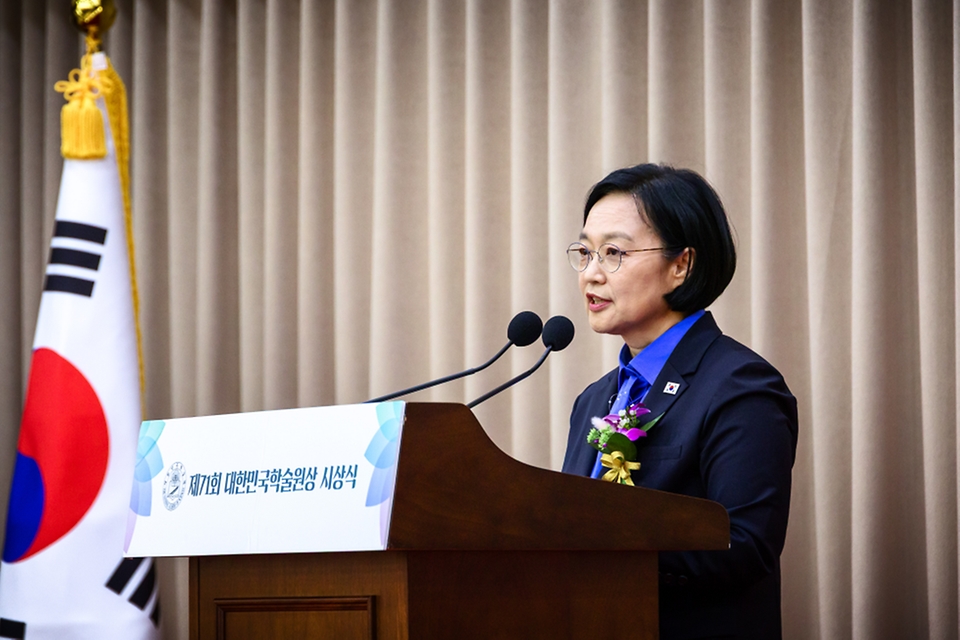한성숙 국무총리가 9월 17일 서울 서초구 대한민국학술원에서 열린 대한민국학술원상 시상식에서 축사하고 있다.