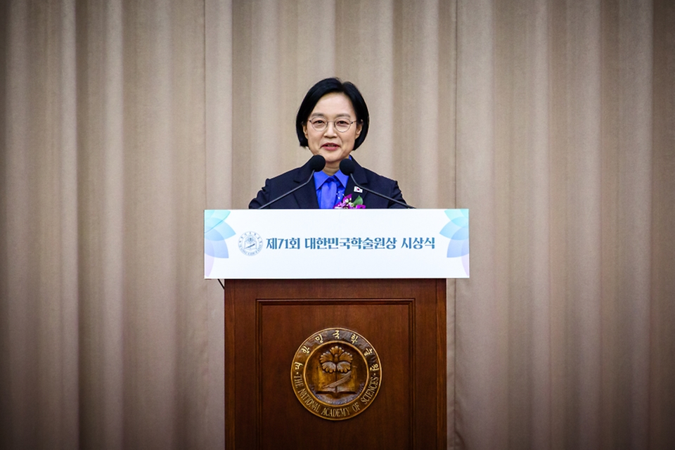 한성숙 국무총리가 9월 17일 서울 서초구 대한민국학술원에서 열린 대한민국학술원상 시상식에서 축사하고 있다.