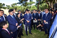 한성숙 국무총리가 주택공급 현장점검을 위해 9월 18일 서울 노원구 공릉동 태릉 골프장 인근 강릉을 방문, 임현석 LH국토도시본부장 직무대행으로부터 현황 및 추진계획을 보고 받고 있다.