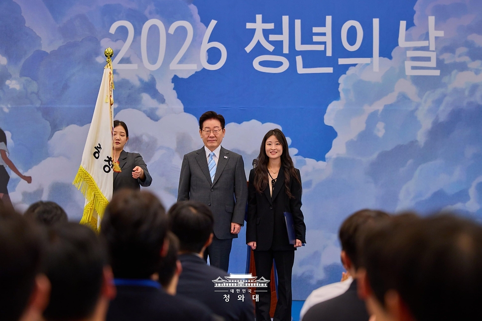 이재명 대통령이 9월 19일 청와대에서 열린 청년의 날 기념식에서 충청남도 청년정책과 박은지 주무관에게 대통령 단체표창을 수여한 후 기념촬영을 하고 있다.