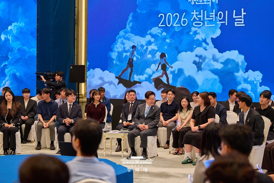 이재명 대통령이 9월 19일 청와대에서 열린 청년의 날 기념식 행사에서 참석한 청년과 대화하고 있다.