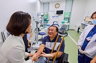 김혜경 여사가 9월 18일 서울 종로구 서울대학교 치과병원에서 열린 중앙장애인구강진료센터 개원 7주년 기념식 행사를 마친 뒤 시설을 둘러보며 내원객과 대화하고 있다.