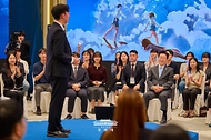 이재명 대통령이 9월 19일 청와대에서 열린 청년의 날 기념식 행사에서 청년들의 발표를 듣고 있다.