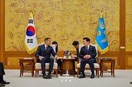 이재명 대통령이 9월 18일 청와대에서 아랍에미리트(UAE) 칼둔 칼리파 알 무바라크 아부다비 행정청장을 접견하고 있다.