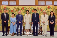 김혜경 여사가 9월 18일 청와대에서 다니엘 그림리 옥스퍼드대 인문대 학장과 접견에 앞서 기념촬영을 하고 있다.