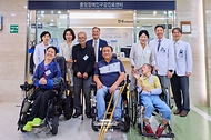 김혜경 여사가 9월 18일 서울 종로구 서울대학교 치과병원에서 열린 중앙장애인구강진료센터 개원 7주년 기념식 행사를 마친 뒤 의료진 및 내원객과 기념촬영을 하고 있다.